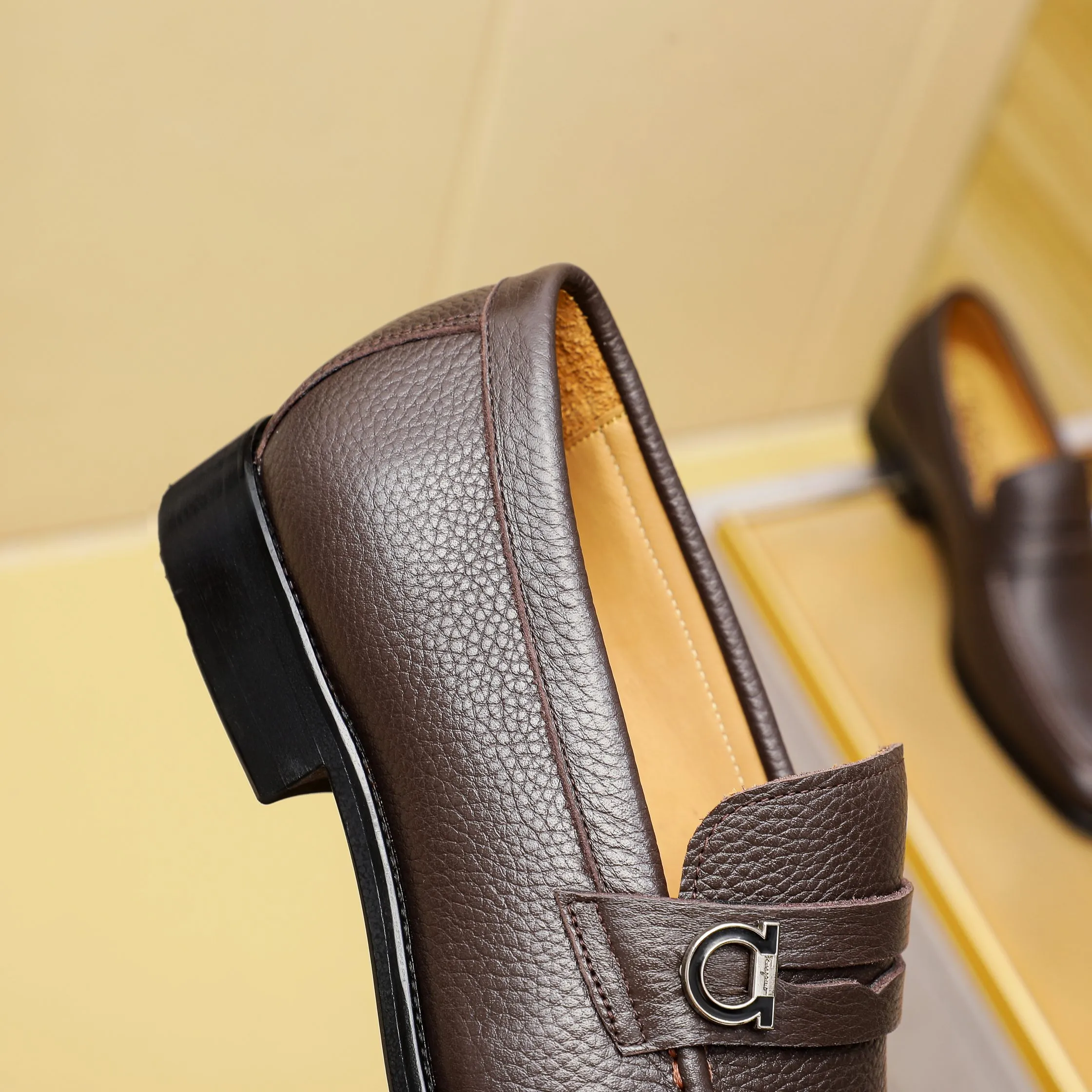 Men's shoes 💰460 🕷🕷🐂【Ferragamo】Ferragamo Popular fashionable leather shoes🇨🇳Official website counter 1:1 production, original mold opening💯Good quality visible, imported high-end first-layer waxed calfskin, water-dyed🐂leather lining🌿very clear texture, high-quality waterproof, non-slip and wear-resistant outsole🎋high quality and low price, truly handmade🍓3 colors available! Code number 38-44……(45.46.Customized)
